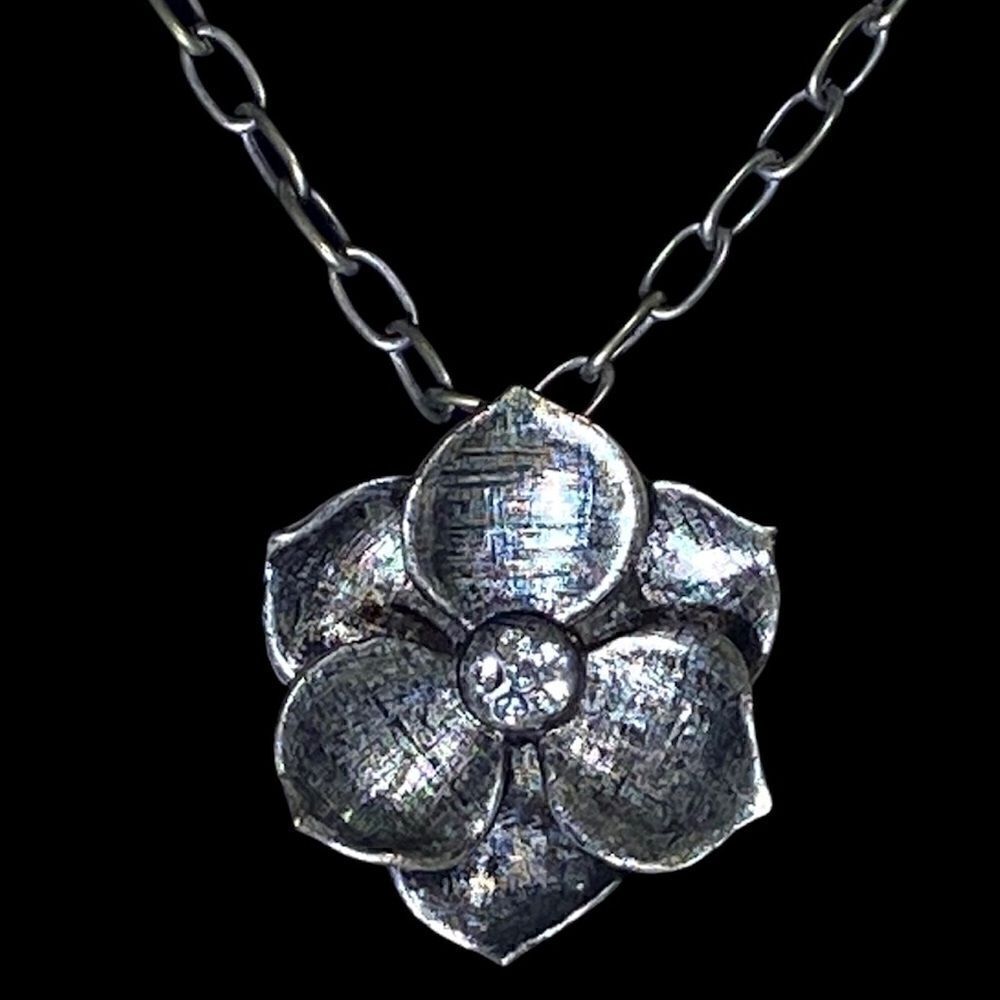 Silver tone Dogwood pendant necklace w/rhinestones center 15”-18” adjustable